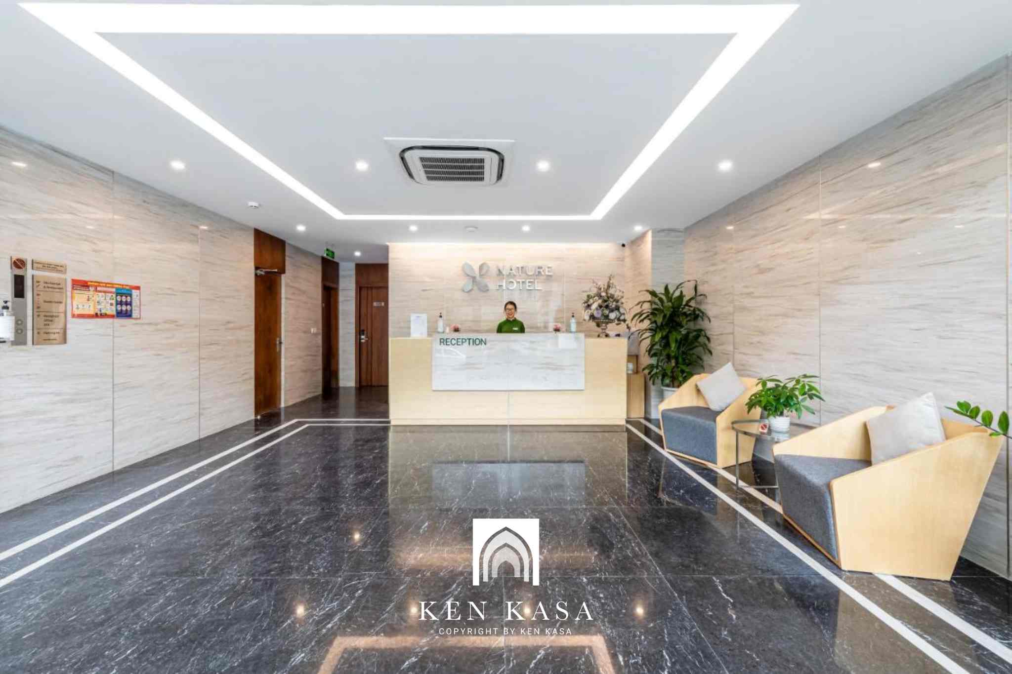 Không gian tại quầy lễ tân của The Nature Hà Nội 